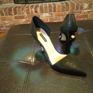 Black pumps